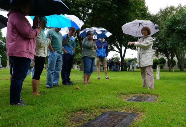 公墓之旅教育公众了解城市历史