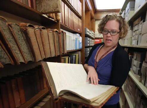 图书馆员将当地的历史线索拼凑在一起 以便了解过去的情况